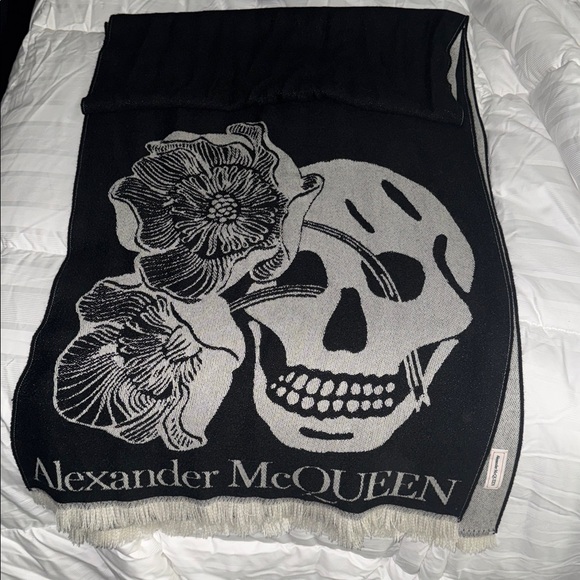 Alexander McQueen Monochrome Skull and Floral Scarf - Picture 5 of 7